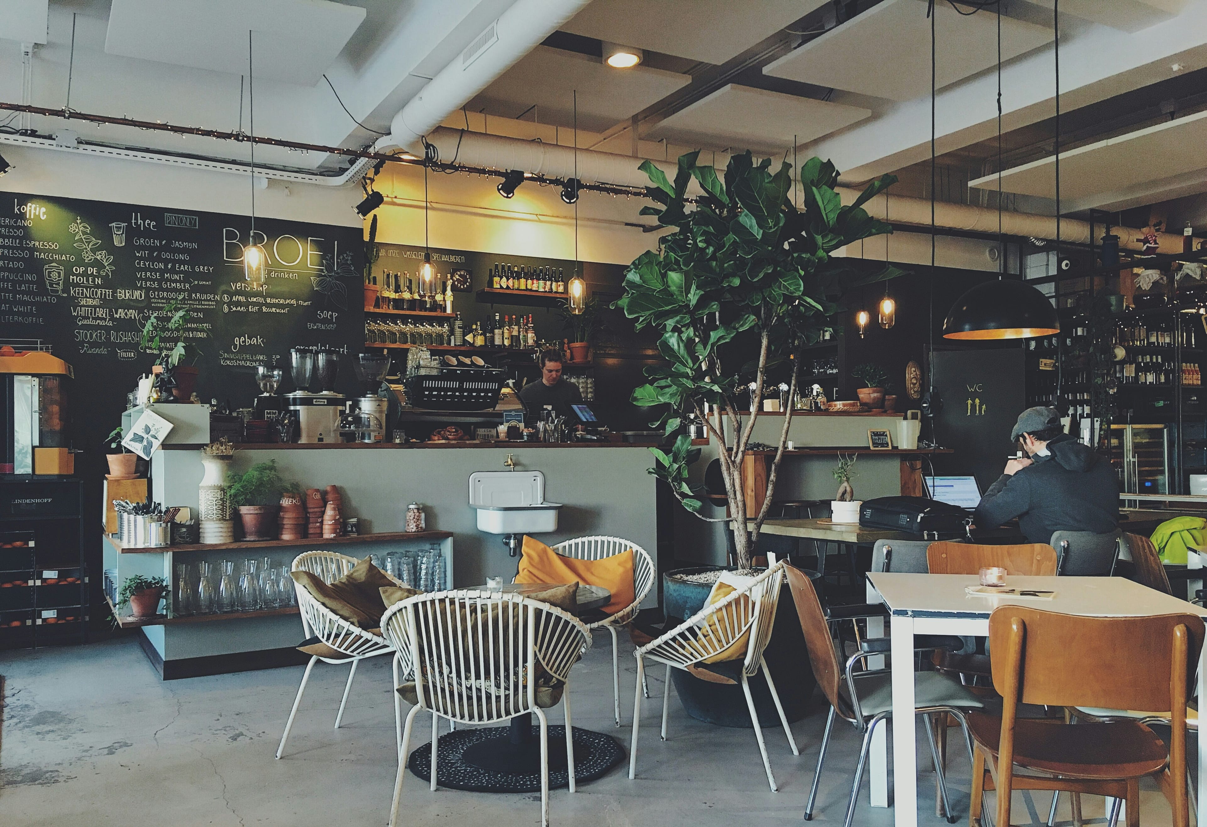 Interior cafenea cu atmosferă caldă